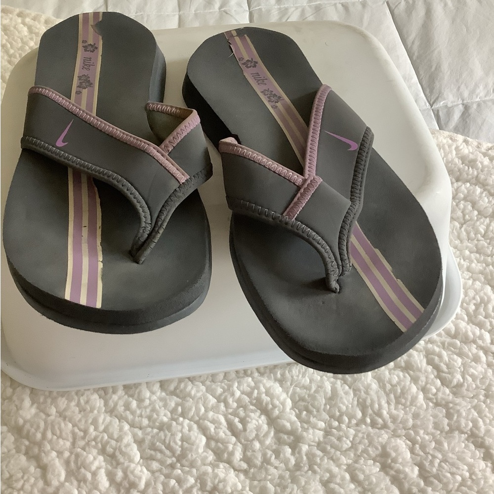 Nike Women's south beach flip flops. - Picture 3 of 3